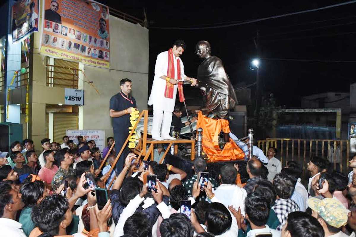 राजस्व एवं परिवहन मंत्री श्री राजपूत ने बिलहरा में महात्मा गांधी व बाबा साहेब की प्रतिमा का अनावरण